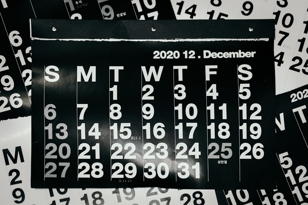 Calendrier mural affichant l'année 2026, avec un cercle rouge autour, symbolisant le report et l'attente prolongée pour le cannabis médical en France.