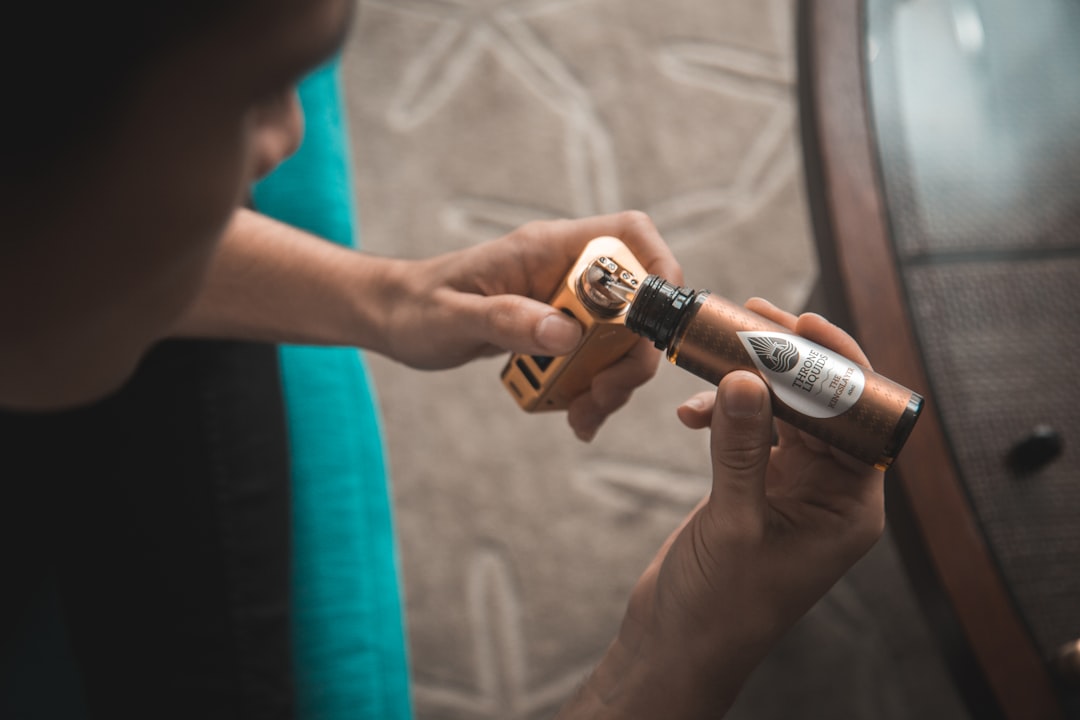 Dos botellas de e-líquido CBD, una etiquetada como Full Spectrum y otra como Aislado, junto a un vaporizador, simbolizando la comparación de productos en España