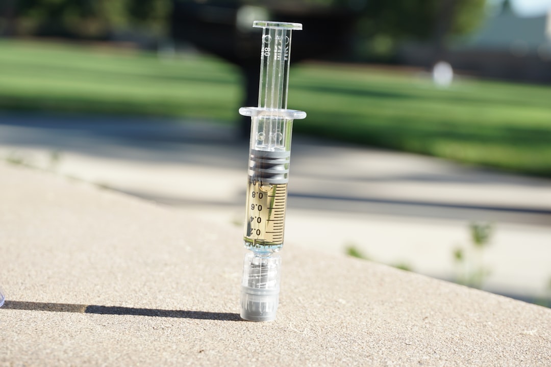 Vaporizador de concentrados con una pequeña porción de CBD crumble, mostrando un método de consumo avanzado y discreto.