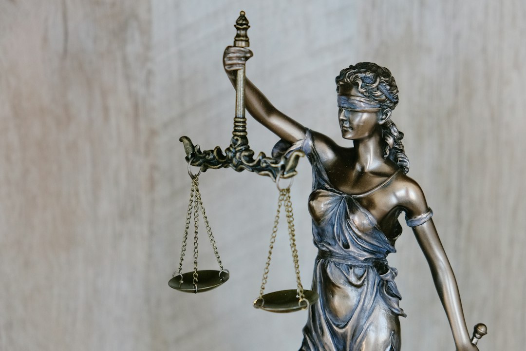 Balanza de la justicia con flores de cáñamo en un lado y un código penal en el otro, simbolizando el conflicto legal del CBD en España.